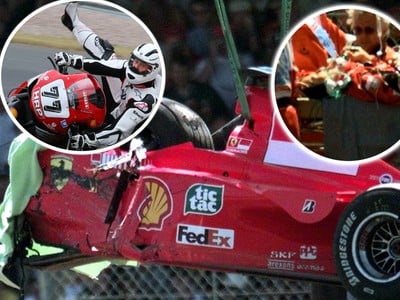 Michael Schumacher a jeho zdevastovaný monopost počas VC Veľkej Británie v roku 1999. Napravo ho po havárii odnášajú záchranári, vľavo je zachytený jeho pád z motorky.