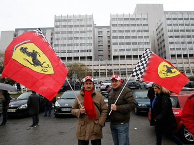 Fanúšikovia Michaela Schumachera pred nemocnicou vo francúzskom Grenoble