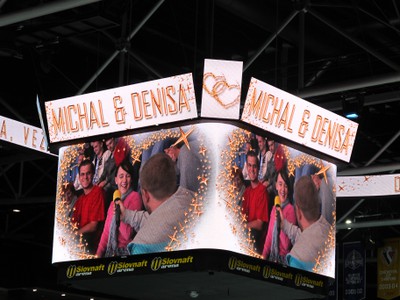Michal požiadal priateľku Denisu o ruku počas zápasu KHL Slovan - Omsk