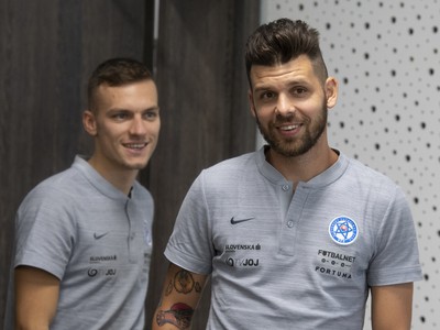 Na snímke slovenskí futbaloví reprezentanti sprava Michal Ďuriš a Lukáš Haraslín