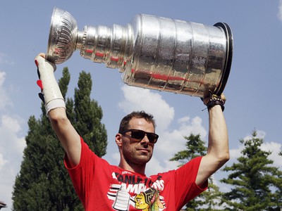 Michal Handzuš drží nad hlavou Stanleyho pohár p