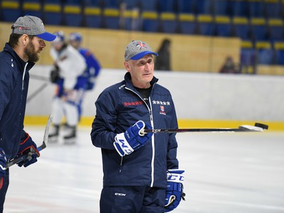 Asistent trénera Michal Handzuš a tréner slovenskej hokejovej reprezentácie Craig Ramsay počas tréningu