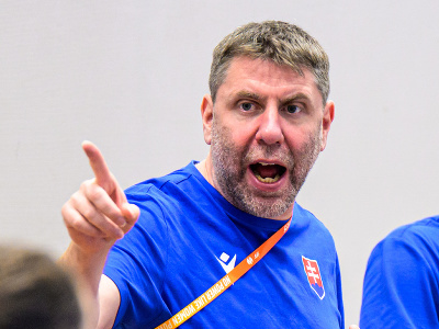 Na snímke hlavný tréner slovenských florbalistiek Michal Jedlička gestikuluje počas zápasu osemfinále Majstrovstiev sveta vo florbale