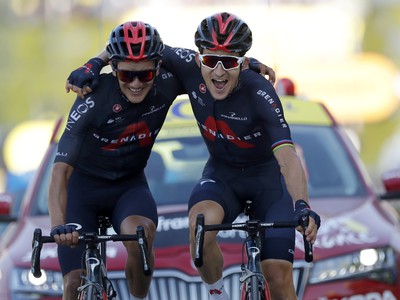Michal Kwiatkowski (vpravo) a Richard Carapaz oslavujú víťazné double Ineosu v 18. etape Tour