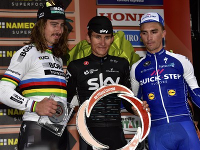 Poliak Michal Kwiatkowski (uprostred) sa stal víťazom cyklistických pretekov Miláno - San Remo