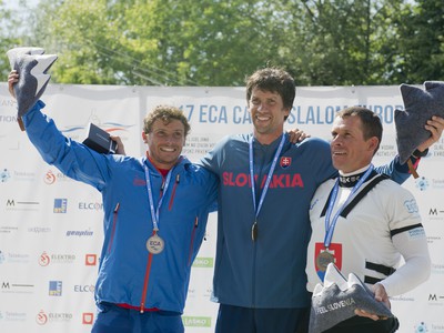 Na snímke slovenskí reprezentanti,  sprava  bronzový Michal Martikán,  zlatý Alexnader Slafkovský a strieborný Švačiar Thomas Köchlin