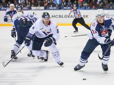 Michal Sersen z HC Slovan Bratislava a Jevgenij Mozer z CHK Torpedo