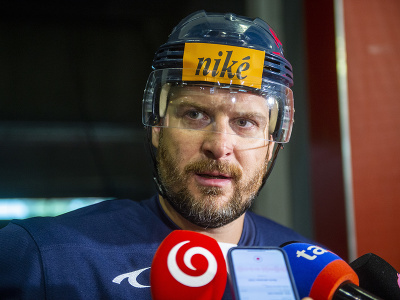 Hokejista HC Slovan Bratislava Michal Sersen odpovedá na otázky novinárov pred tréningom počas štartu prípravy pred novou hokejovou sezónou Tipos Extraligy