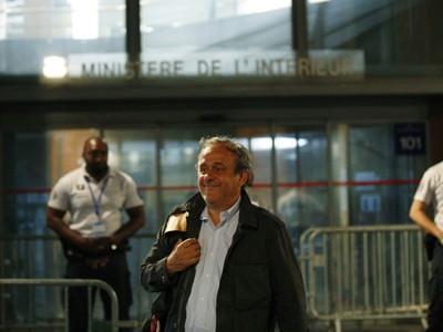 Michel Platini so smiechom na tvári opúšťa protikorupčnú kanceláriu v Paríži