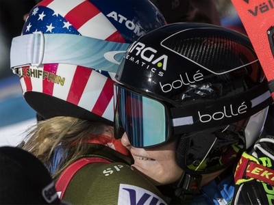17-ročná Novozélanďanka Alice Robinsonová sa teší z víťazstva po 2. kole obrovského slalomu žien Svetového pohára v alpskom lyžovaní v rakúskom Söldene a vľavo jej gratuluje Američanka Mikaela Shiffrinová