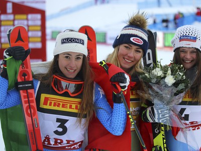 Americká zjazdárka Mikaela Shiffrinová (uprostred) sa raduje po víťazstve v superobrovskom slalome na majstrovstvách sveta v alpskom lyžovaní vo švédskom Are 5. februára 2019. Striebro vybojovala Talianka Sofia Goggiová (vľavo) a bronz Švajčiarka Corinne Suterová (vpravo).