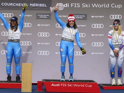 Talianka Federica Brignoneová (uprostred) pózuje s malým glóbusom za prvenstvo v disciplíne super-G po finálových pretekoch super-G Svetového pohára alpských lyžiarok vo francúzskom stredisku Courchevel/Meribel vo štvrtok 17. marca 2022. Druhá skončila v celkovom hodnotení tejto disciplíny jej krajanka Elena Curtoniová (vľavo), tretia Američanka Mikaela Shiffrinová (vpravo).