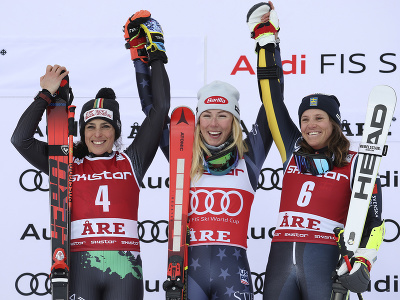 Zľava Federica Brignoneová, Mikaela Shiffrinová a Sara Hectorová oslavujú pódiové priečky v obrovskom slalome v Åre
