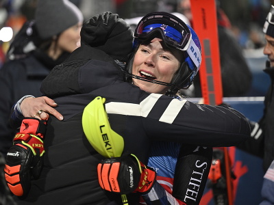 Na snímke americká lyžiarka Mikaela Shiffrinová sa objíma s členkou svojho tímu po triumfe v nočnom slalome Svetového pohára v alpskom lyžovaní v rakúskom Flachau
