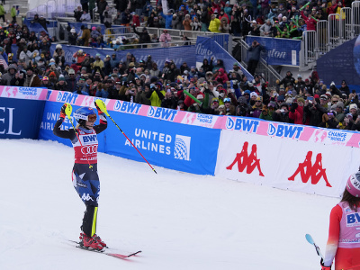 Americká lyžiarka Mikaela Shiffrinová oslavuje víťazstvo v slalome Svetového pohára v americkom Killingtone