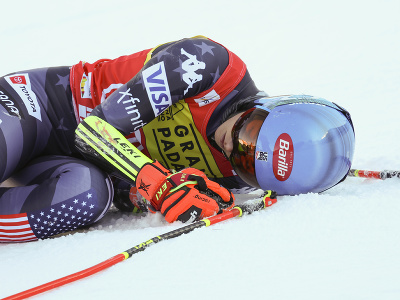 Mikaela Shiffrinová leží na zemi po druhom víťazstve v Kronplatzi