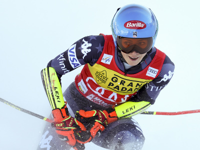 Americká lyžiarka Mikaela Shiffrinová sa teší v cieli po triumfe v obrovskom slalome