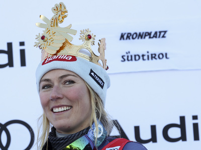 Americká lyžiarka Mikaela Shiffrinová sa teší na pódiu po triumfe v Kronplatzi