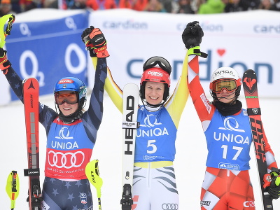 Na snímke uprostred nemecká lyžiarka Lena Dürrová oslavuje v cieli s druhou Američankou Mikaelou Shiffrinovou (vľavo) a treťou Chorvátkou Zrinkou Ljutičovou (vpravo)