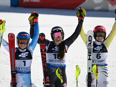 Na snímke kanadská lyžiarka Laurence St. Germainová (uprostred) sa teší zo zisku zlatej medaily v slalome žien na MS v alpskom lyžovaní vo francúzskom stredisku Courchevel-Méribel. Američanka Mikaela Shiffrinová (vľavo) neudržala vedenie po 1. kole a obsadila napokon druhé miesto, bronz vybojovala Nemka Lena Dürrová (vpravo). 