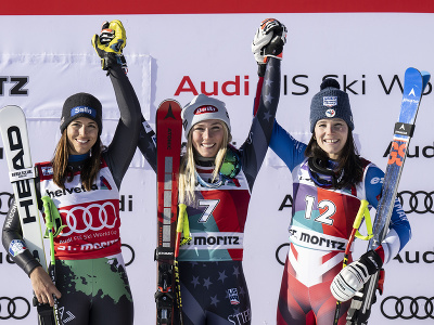 Američanka Mikaela Shiffrinová (uprostred) pózuje po triumfe v Super G Svetového pohára alpských lyžiarok vo švajčiarskom stredisku St. Moritz v nedeľu 18. decembra 2022. Druhá skončila Talianka Elena Curtoniová (vľavo). Pódium doplnila na treťom mieste Romane Miradoliová (vpravo) z Francúzska.