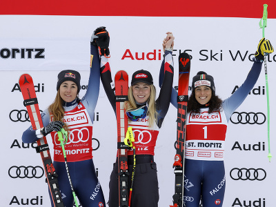 Stupeň víťazov: Druhá Talianka Sofia Goggiová, víťazka americká lyžiarka Mikaela Shiffrinová a tretia Talianka Federica Brignoneová (vpravo).