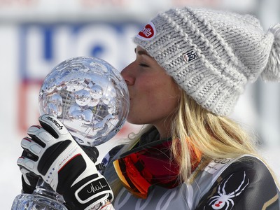 Americká slalomárka Mikaela Shiffrinová pózuje fotografom s malým kryštáľovým glóbusom za celkové víťazstvo vo Svetovom pohári žien v slalome