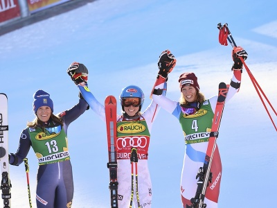 Americká lyžiarka Mikaela Shiffrinová (uprostred) sa teší na pódiu z triumfu v obrovskom slalome Svetového pohára vo francúzskom Courcheveli v utorok 21. decembra 2021. Druhá skončila Švédka Sara Hectorová (vľavo), tretia bola Švajčiarka Michelle Gisinová (vpravo)