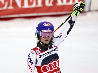 Americká lyžiarka Mikaela Shiffrinová oslavuje víťazstvo