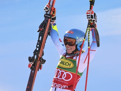 Mikaela Shiffrinová sa raduje z triumfu v obrovskom slalome v Courcheveli
