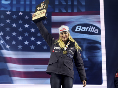 Americká lyžiarka  Mikaela Shiffrinová oslavuje na pódiu so zlatou medailou po jej víťazstve v obrovskom slalome žien na MS v alpskom lyžovaní vo francúzskom stredisku Courchevel-Méribel