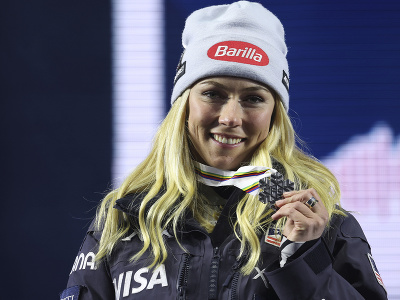 Americká lyžiarka Mikaela Shiffrinová pózuje so striebornou medailou, ktorú získala v pretekoch super-G žien na MS v alpskom lyžovaní