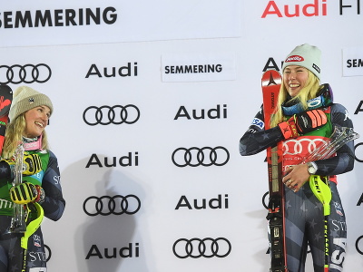 Na snímke vpravo americká lyžiarka Mikaela Shiffrinová oslavuje víťazstvo v nočnom slalome žien Svetového pohára v alpskom lyžovaní v rakúskom Semmeringu. Vľavo druhá jej krajanka Paula Moltzanová.