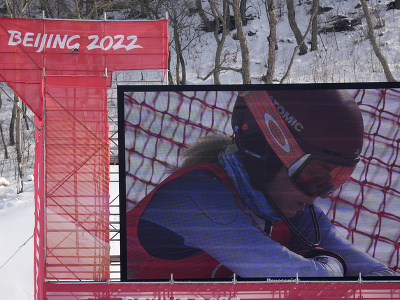 Mikaela Shiffrinová na veľkoplošnej obrazovke po jej vypadnutí v slalome ZOH 2022