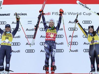 Mikaela Shiffrinová, Ragnhild Mowinckelová a Sara Hectorová na pódiu po druhom obrovskom slalome v Kronplatzi