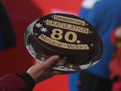 Na snímke torta organizátorov ku gratulácii k 80. víťazstvu v Svetovom pohári v alpskom lyžovaní americkej lyžiarke Mikaele Shiffrinovej po triumfe v nočnom slalome žien Svetového pohára v rakúskom Semmeringu