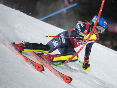 Na snímke americká lyžiarka Mikaela Shiffrinová na trati v 1. kole nočného slalomu Svetového pohára žien v rakúskom Flachau