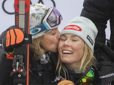 Na snímke vpravo americká lyžiarka Mikaela Shiffrinová a vľavo jej mama Eileen jej dáva pusu na pódiu po 2. kole slalomu žien Svetového pohára v alpskom lyžovaní v českom Špindlerovom Mlyne