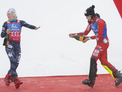 Na snímke vľavo americká lyžiarka Mikaela Shiffrinová (skončila na 2. mieste) a vpravo Chorvátka Zrinka Ljutičová (skončila na 3. mieste) oslavujú na pódiu po 2. kole slalomu žien Svetového pohára v alpskom lyžovaní v českom Špindlerovom Mlyne