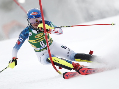 Mikaela Shiffrinová na trati 1. kola slalomu v Jasnej