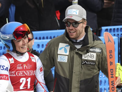 Na snímke americká lyžiarka Mikaela Shiffrinová a jej priateľ - nórsky lyžiar Aleksander Aamodt Kilde sa tešia v cieli finálového zjazdu Svetového pohára vo francúzskom dejisku Courchevel/Meribel