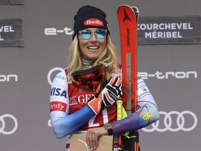 Americká lyžiarka Mikaela Shiffrinová sa teší na pódiu z víťazstva vo finálovom zjazde Svetového pohára vo francúzskom dejisku Courchevel/Meribel