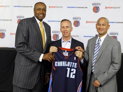Mike Dunlap (v strede)