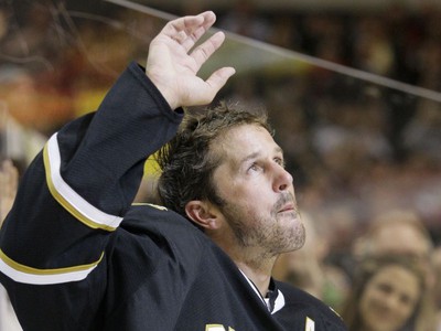 Mike Modano so slzami v očiach