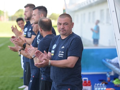 Na snímke vpravo tréner slovenskej reprezentácie U18 Milan Malatinský 