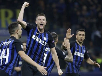 Milan Škriniar (uprostred) z Interu Miláno sa raduje so spoluhráčmi po góle