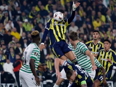 Hráč Fenerbahce Youssef En-Nesyri (hore) strieľa hlavičku cez obrancov Ferencvárosu, vpredu uprostred Slovák Milan Škriniar 
