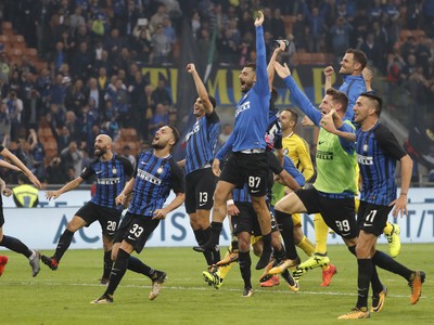 Na snímke vľavo slovenský obranca Interu Miláno Milan Škriniar oslavuje víťaztvo