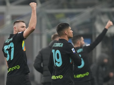 Milan Škriniar oslavuje so spoluhráčmi strelený gól