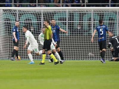Slovenský futbalista v drese Interu Miláno Milan Škriniar (vľavo) sa pozerá na hráča Sassuoly Giacoma Raspadoriho (druhý zľava), ktorý strelil gól
